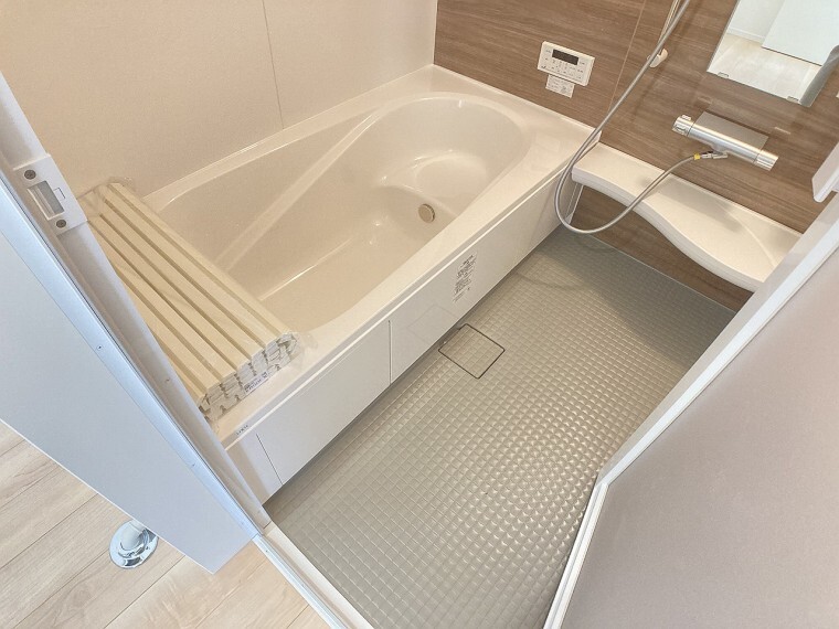 浴室 足を伸ばしてゆっくり湯船に浸かることができます