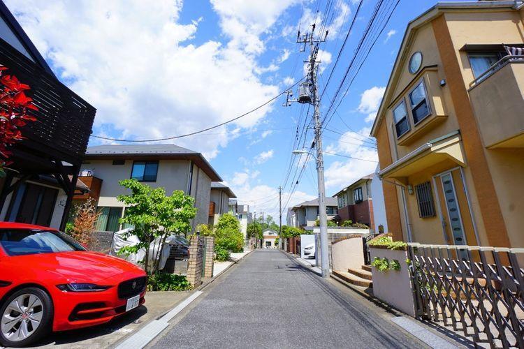 現況写真 当該エリアは区画も綺麗で大きな邸宅が立ち並ぶ、いわゆる高級住宅地です。駅からの通り道はずっとこのような区画を歩くので気持ちが良いですよ!