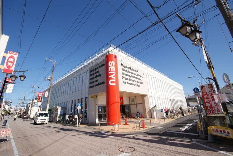 スーパー 西友浜田山店 徒歩7分。浜田山駅の北口には大きな「24Hの西友」があります。この西友は宅配サービスも行っていますので、重たい飲料水や生活用品は是非発注してみてはいかがでしょうか?