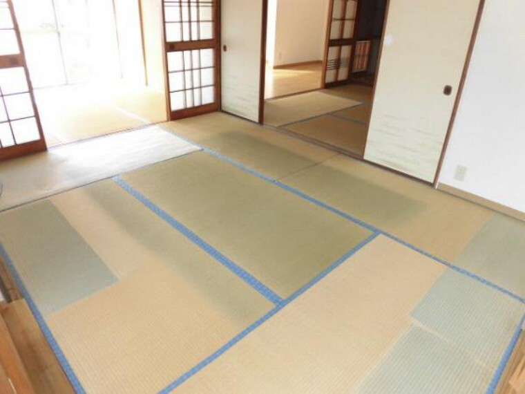 和室 玄関入って正面の和室6帖