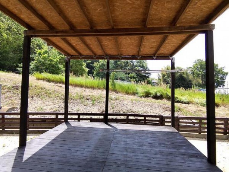 現況写真 屋根付きのウッドデッキがあります。気候の良いときはBBQなどをして楽しむのも良いですね。
