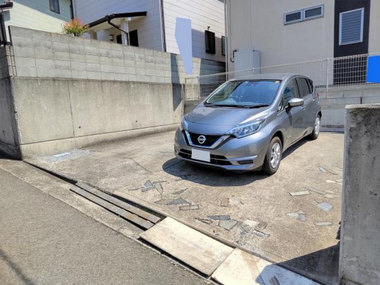 駐車場 【リフォーム中】駐車スペースは並列で2台分です。土間コンクリートは打設済ですので草抜きなどのメンテナンスは最小限で済みますよ。