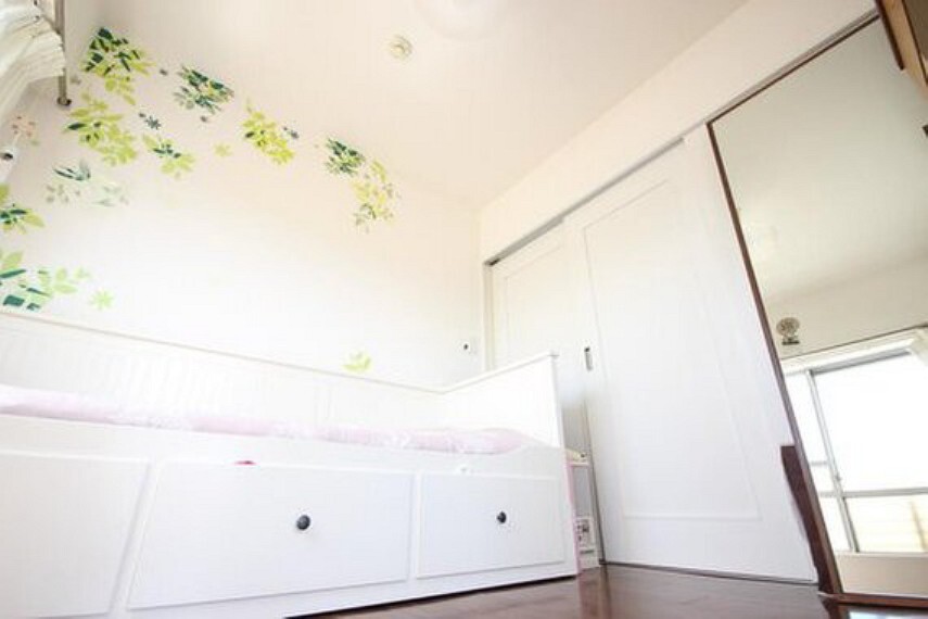 寝室 リビングに隣接する居室。引き戸を開け放てば2部屋が一体となり広々と。快適空間が生まれることで、家族が集まりやすくなります。