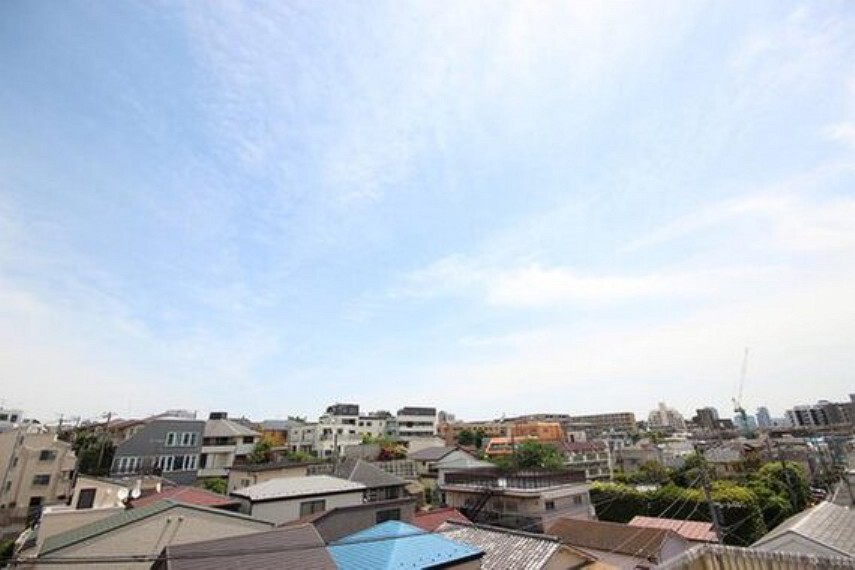 眺望 少し優雅に、眺望の良い部屋で新生活をしてみませんか?青空がみえたり、眺望や窓からの景色が良いと、家で過ごす時間も快適です。