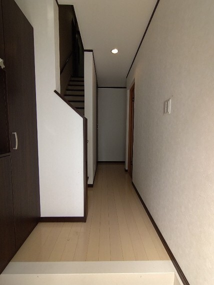 玄関 【玄関】 広々とした玄関です