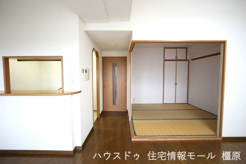 居間・リビング 和室の扉が大きく開きますので合わせて18帖の広々とした空間としてもご利用頂けます。