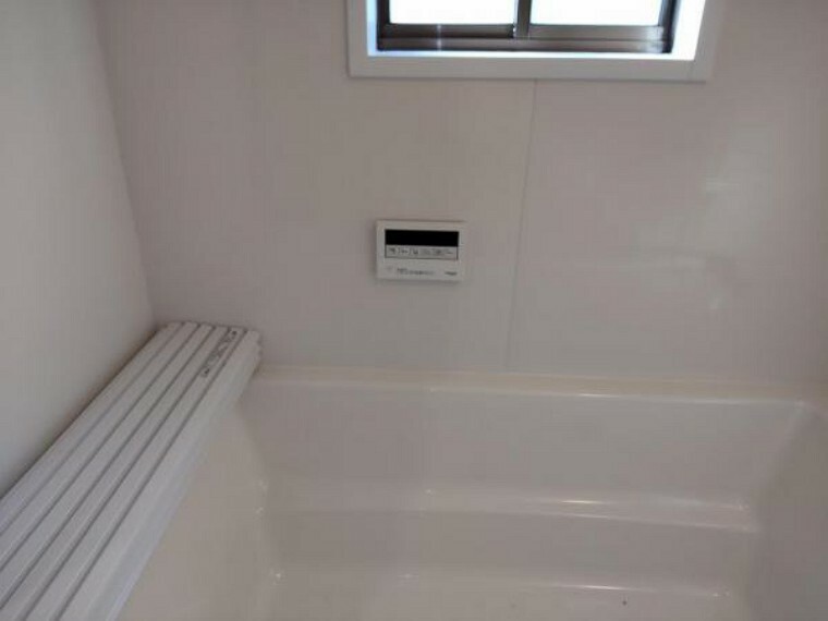 浴室 【リフォーム済】浴槽の脇にはリモコンがついていますので、お風呂の中で温度調整ができます。
