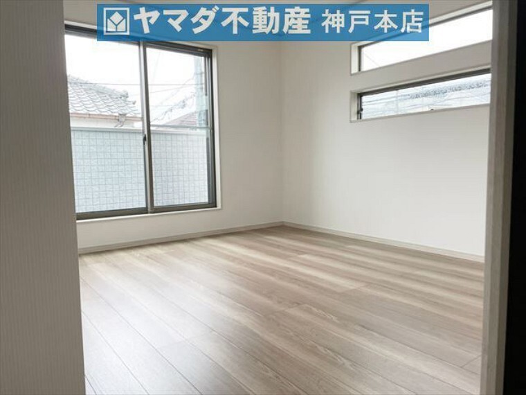 洋室 2階洋室 約7.75帖 二面採光のお部屋です。