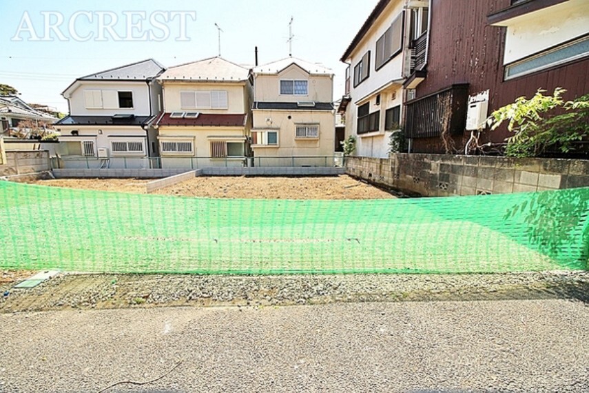 現況外観写真 第一種低層住居専用地域の閑静な住宅地に位置しており、落ち着いた雰囲気にございます。