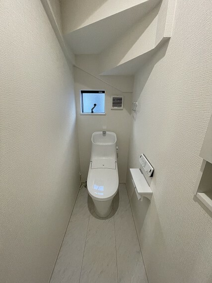 トイレ 1階トイレ。階段下のデッドスペースを有効活用！