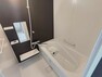 浴室 【リフォーム後】浴室はLIXIL製の新品のユニットバスに交換しました。足を伸ばせる1坪サイズの広々とした浴槽で、1日の疲れをゆっくり癒すことができますよ。