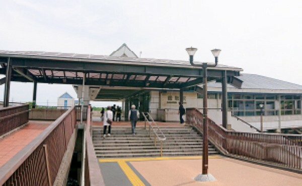 現地から900m～920m。　JR鎌取駅　平日の上り通勤時は1時間に9本の運行で、快速・通勤快速の停車駅である。
