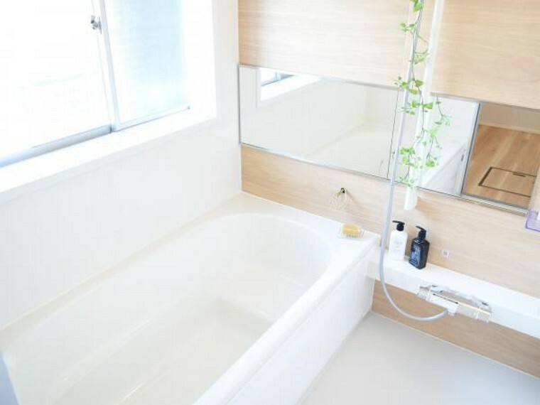 浴室 【リフォーム済】お風呂はハウステック製の1坪タイプのユニットバスを新設。毎日の疲れを癒す場所なので足を伸ばして湯船につかることができるのは嬉しいですね。