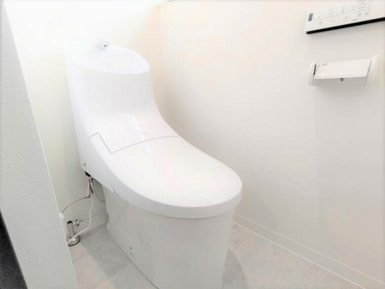 トイレ 【リフォーム済】トイレ　LIXIL製の温水洗浄機能付きに新品交換しました。キズや汚れが付きにくい加工が施してあるのでお手入れが簡単です。直接肌に触れるトイレは新品が嬉しいですよね。