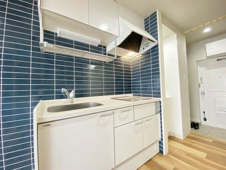 キッチン キッチン壁側は、ブルー系のタイルで仕上げております。陶酔感のあるカラーを表現しております。