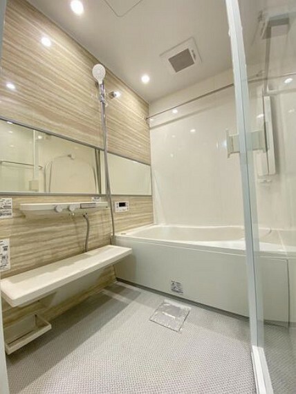 浴室 1216サイズのバスルーム。魔法びん浴槽により4時間後の湯温の低下を約2.5℃以内に抑制します。