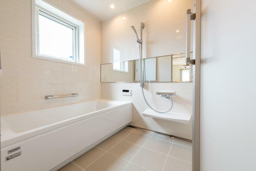 浴室 白を基調とした清潔感のある浴室。デザイン性と快適機能を両立させた仕様。 お掃除ラクラクの、壁全面がホーロー素材。マグネット小物も付くので便利です。
