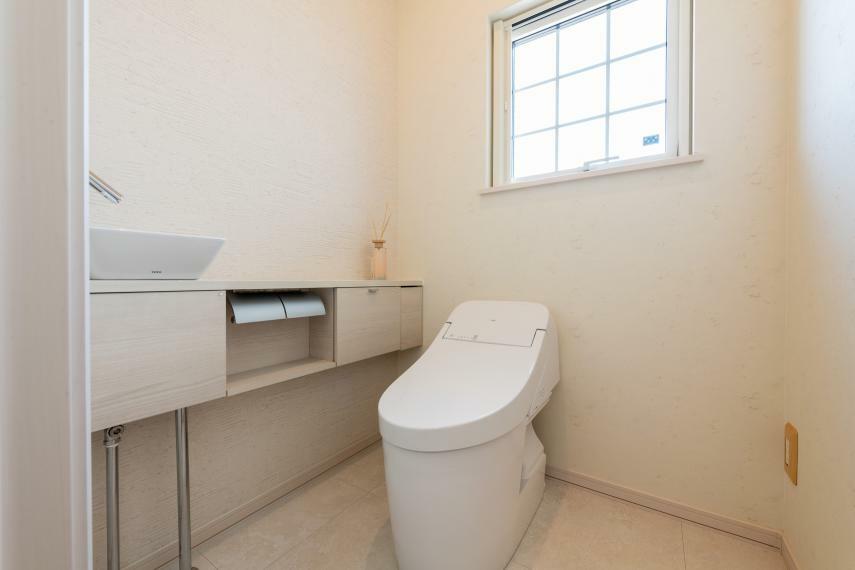 トイレ タンクレストイレでお掃除が楽。 横のカウンターに独立した手洗器が付いていて、物も置けるのでおしゃれな空間にできます。