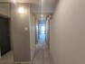 居間・リビング 【廊下】玄関にブラケットライトを設置したので、明るい玄関と廊下になっています。