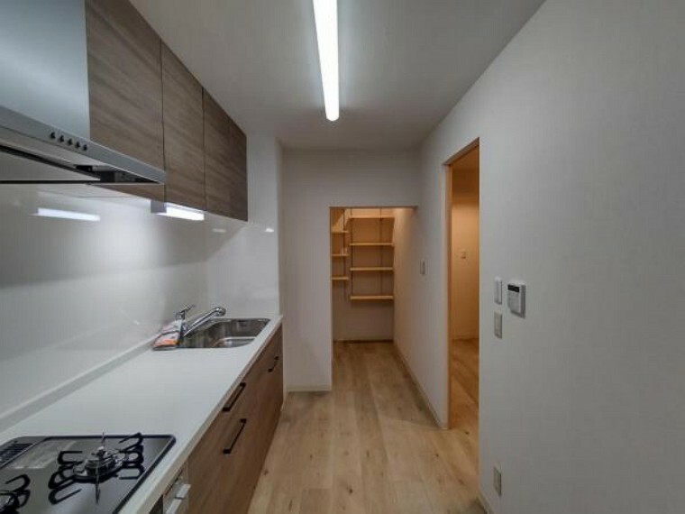 収納 【キッチン】キッチン横パントリーはこのようなスペースになっています。冷蔵庫スペースもあるので、ごちゃつきがちなキッチン周りの収納スペースとして大活躍します。