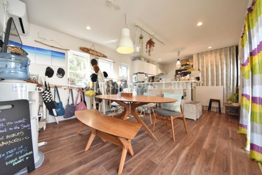 居間・リビング 憩いの場として使えるカフェスペースは対面式キッチンでカウンターも付いており、お料理をしながらでも自然と会話が広がります。