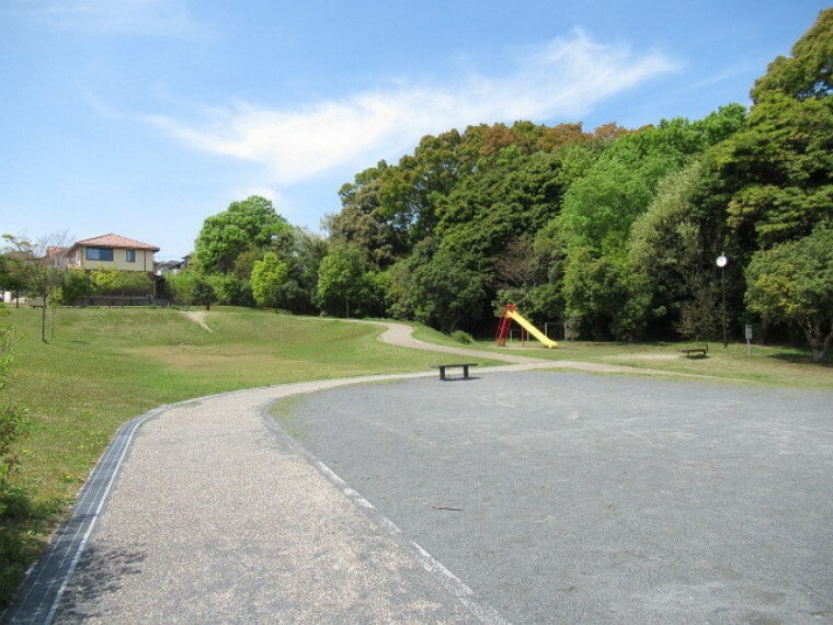 公園 【貝がら谷公園】 緑豊かな公園で、滑り台があります。 日当りもよく、日光浴も楽しめそうです。