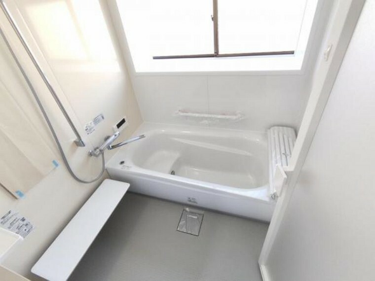 浴室 【リフォーム済】お風呂写真。浴室はTOTO製の新品のユニットバスに交換します。足を伸ばせる1坪サイズの広々とした浴槽で、1日の疲れをゆっくり癒すことができますよ。