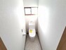 トイレ 【リフォーム済】トイレ写真。こちらはTOTO製の新品トイレに交換、壁クロスは貼り替え、床も貼り替えました。