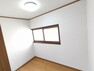 【リフォーム済】納戸スペース写真。こちらは床フローリング張、壁、天井クロス貼替いたしました。