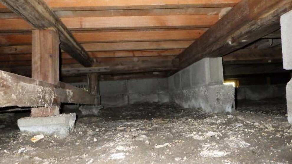 構造・工法・仕様 中古住宅の3大リスクである、雨漏り、主要構造部分の欠陥や腐食、給排水管の漏水や故障を2年間保証します。その前提で屋根裏まで確認の上でリフォームし、シロアリの被害調査と防除工事もおこないました。