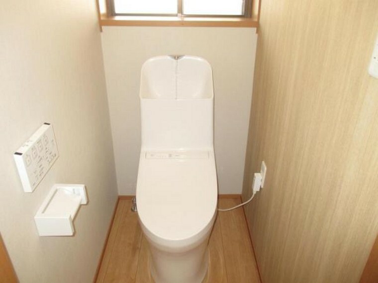 トイレ 【リフォーム済】トイレは便器交換、床壁張替え、照明、ドア交換を行いました。衛生的で気持ち良くお使いいただけます。