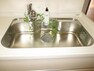 キッチン 【リフォーム済】システムキッチンのシンクはとても広く、大きな鍋も洗いやすく、センターポケット形状で、排水口がスムーズです。