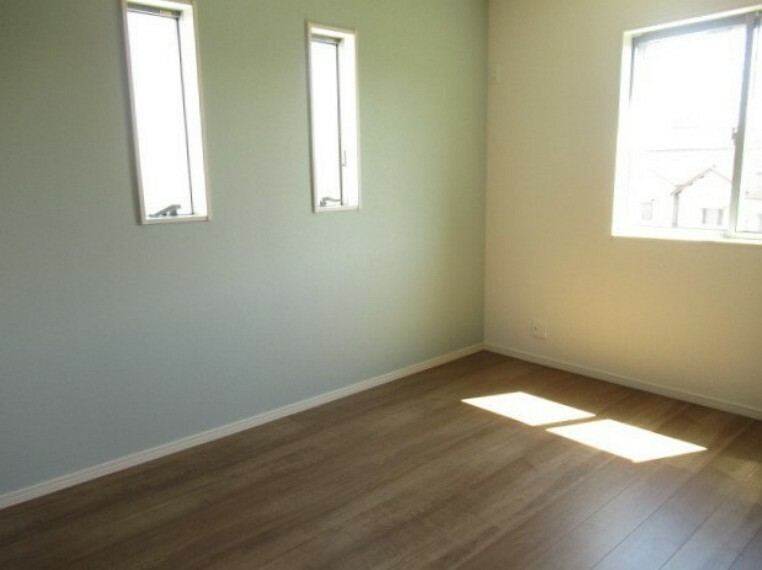 洋室 南側5.8帖の洋室です。全居室に収納完備！2面採光で窓から光が照らし、室内を明るくしてくれます。 （2021年9月6日　撮影）