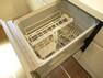キッチン 食器洗洗浄機付きのシステムキッチンは家事の時間短縮にもなりますね。（2021年9月6日　撮影）