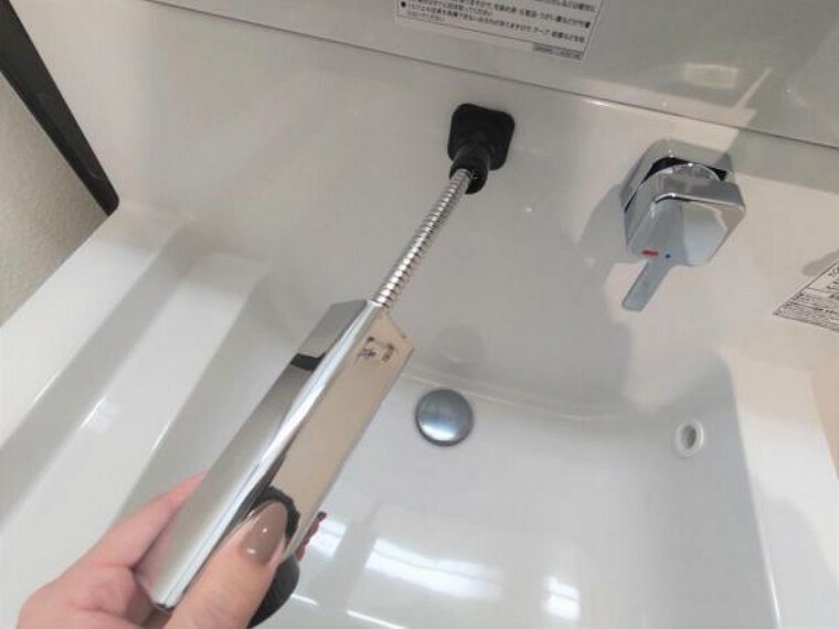 洗面化粧台 【リフォーム済】洗面化粧台の水栓はシャワータイプになっておりますので、お掃除もラクチンですよ。