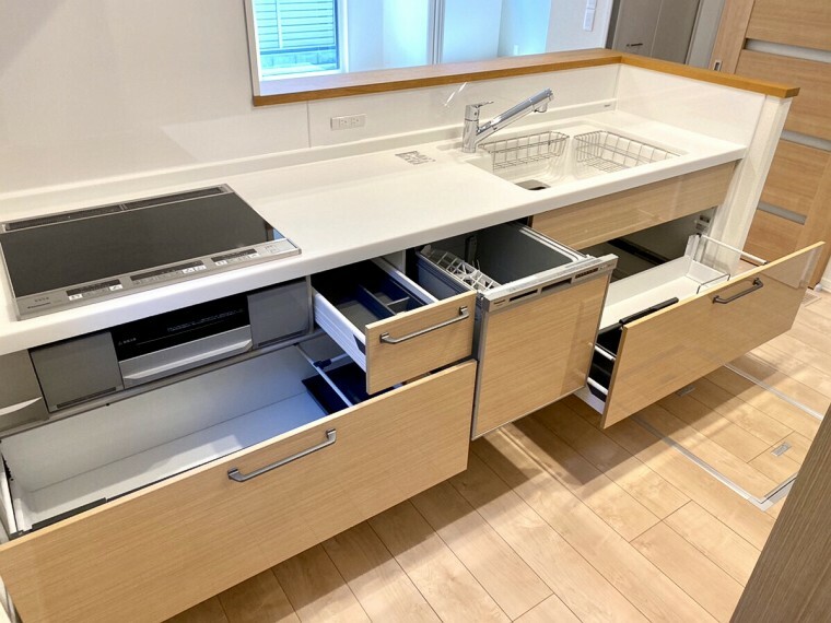 キッチン 収納、食洗器のついた便利なシステムキッチン（2022年5月撮影）