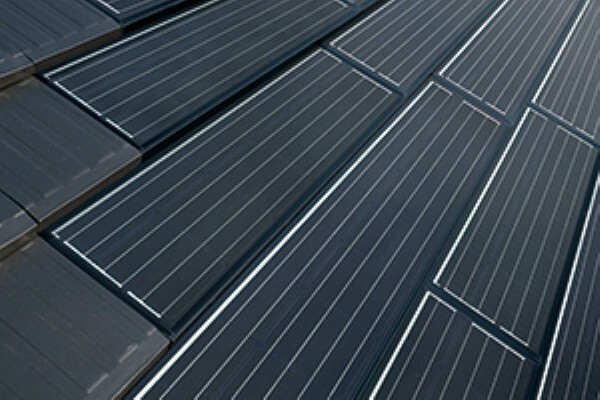 発電・温水設備 積水ハウスは太陽光電池モジュールのデザインを改良。太陽電池モジュールそのものを屋根材とし、「オリジナル平瓦」とデザインを統一して屋根材との一体感を実現。もちろん強度や耐久性も徹底追求。太陽電池モジュールの出力およびパワーコンディショナは15年保証（多結晶シリコンタイプKは出力20年保証）としています。