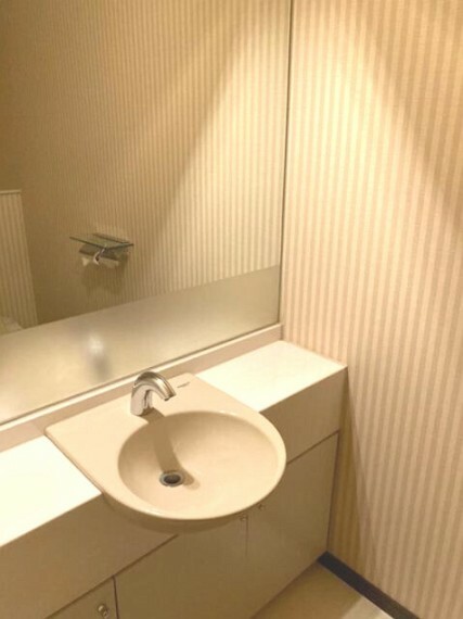 トイレ トイレには手洗い水栓や収納があり便利ですね