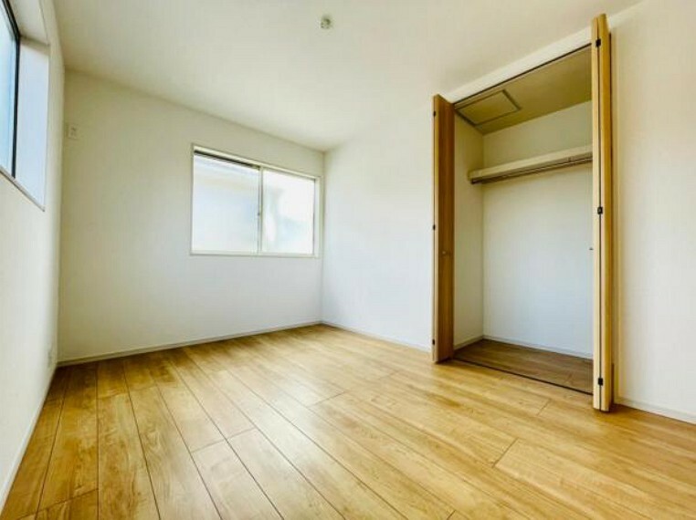 寝室 【洋室】各洋室にはたっぷり収納できるクローゼットを完備。お部屋を有効に広く使うことができます。
