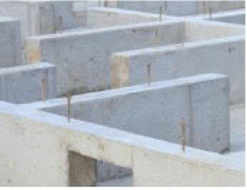構造・工法・仕様 住まいの安心を支える「鉄筋入りコンクリートベタ基礎」ベタ基礎は地面全体を基礎で覆うため、建物の加重を分散して地面に伝えることができ、不同沈下に対する耐久性や精神性を向上することができます。又、床下全面がコンクリートになるので防湿対策にもなります。