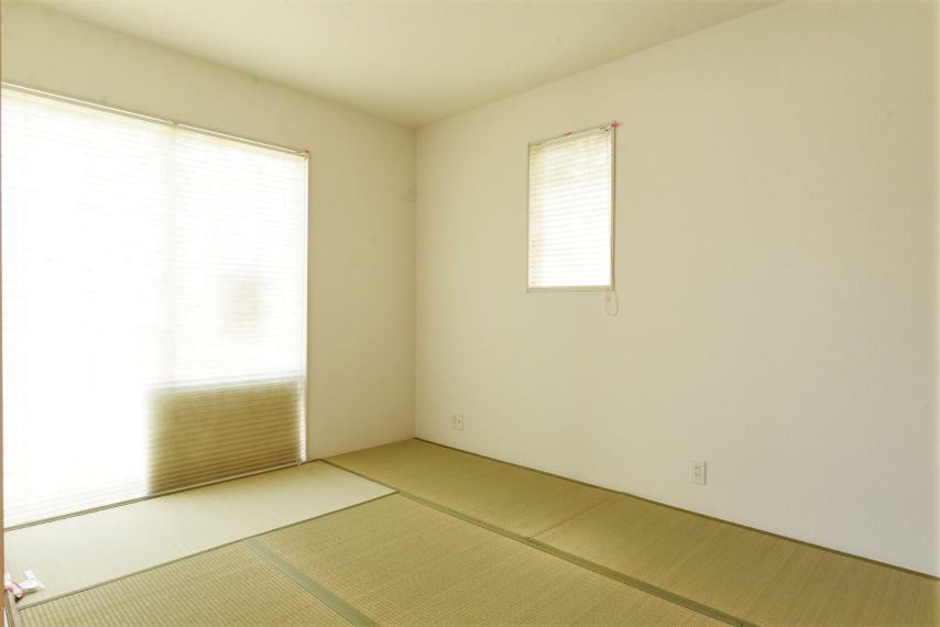 和室 和室はプリーツカーテン仕様。障子のように窓の片側を遮らないので陽の光をたっぷり取り込めます。