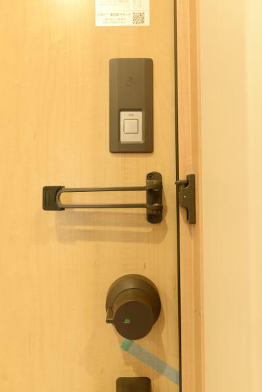 スマートドアポケットキー。バッグやポケットに鍵を持っていれば、ハンドルのボタンを押すだけで施錠・解錠が可能です。
