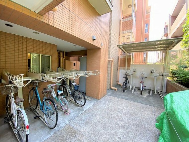 現況写真 駐輪場/きちんと整頓された自転車置き場。管理状態の良さがうかがえます。
