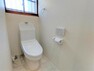 トイレ 【リフォーム済】トイレはTOTO製の温水洗浄便座トイレに新品交換しました。使いやすい壁掛けリモコンで操作できます。壁・天井のクロス、床のクッションフロアも張り替えて、清潔感溢れる空間になりました。