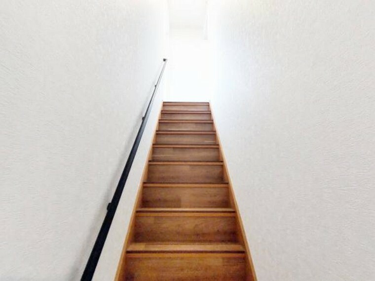 階段写真。壁・天井のクロスは貼替えを行いました。手すりが設置されているので、お子様の階段の昇り降りも安心ですね。