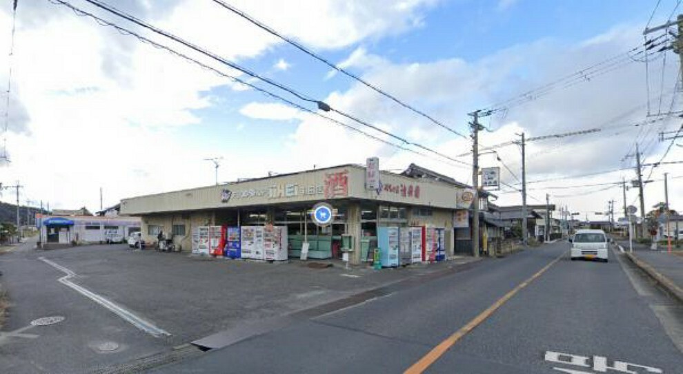 スーパー 「フードショップ治兵衛 羽田店」様まで約2.4kmです。車で約6分の距離です。急な買い出しがあっても便利ですね。