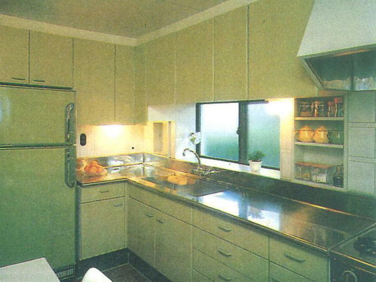 キッチン 収納スペースも多く使いやすいシステムキッチン ※.新築時の写真です