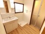 脱衣場 【リフォーム済】洗面室は壁と天井のクロスを張り替え、清潔な空間に。床はクッションフロア張りで、拭き掃除らくらくです。また洗濯機の防水パンも設置しております。