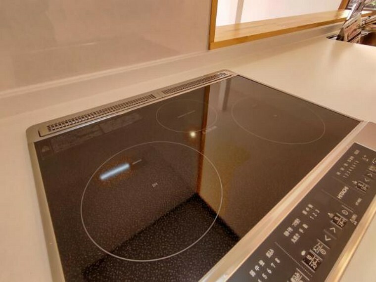 キッチン 【リフォーム済】システムキッチンはIHクッキングヒーター（三つ口）を設置しています。吹きこぼれなどもサッとひと拭き、お手入れが簡単です。