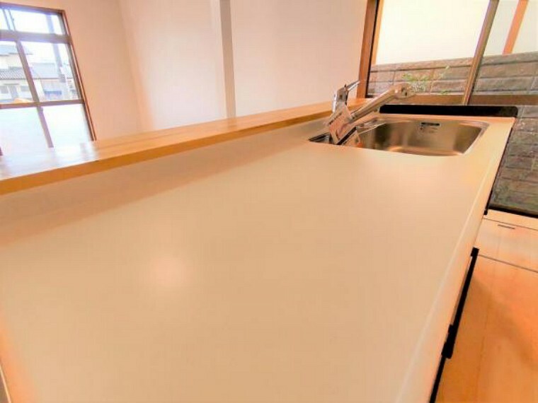 キッチン 【リフォーム済】システムキッチンの天板は人工大理石です。高級感のある人工大理石で傷付きにくく使いやすいですよ。作業スペースも広くお料理がはかどりますね。